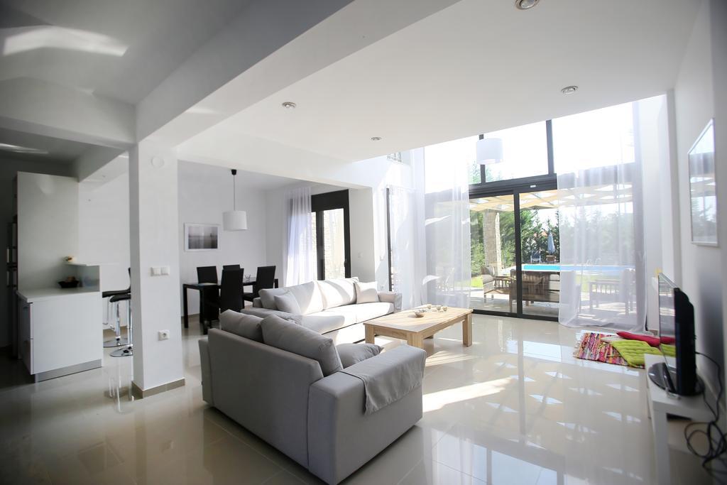 Sunny Sani Luxury Villas Стая снимка